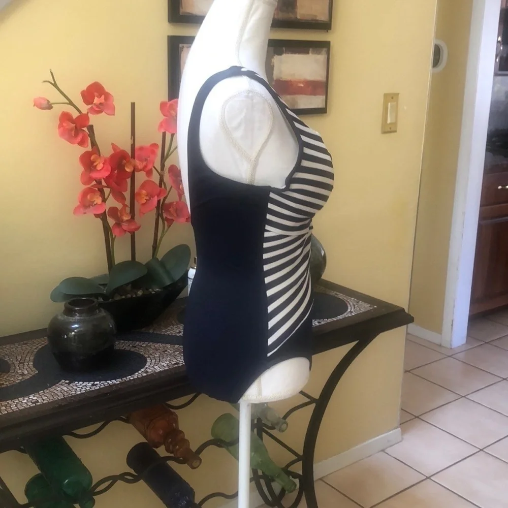 MiracleSuit Gilt Trip Escape Underwire Black & White 1 Piece Swimsuit Sz Small